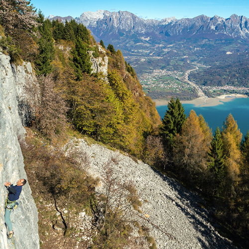 Falesia Terrazza sul Lago nelle Alpi
