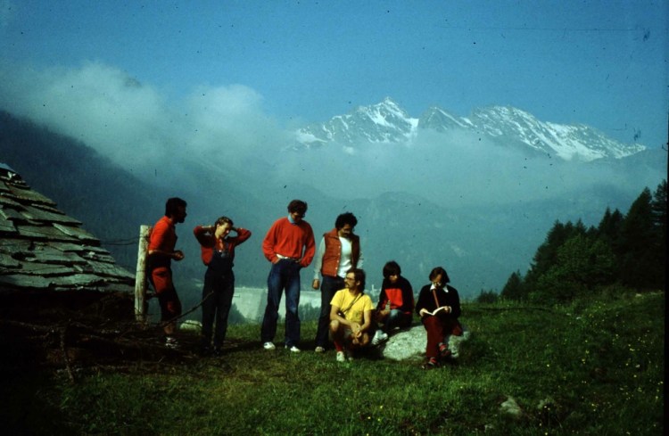 Valle dell'Orco: Davanti alla Baita, in piedi da sx Pietro Crivellaro, Fiorenza. Seduti Gianni Battimelli, Andrea di Bari e Gerard Sallette. Fotografia di archivio Andrea Giorda